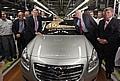 Bei Opel wurde das 16-millionste Fahrzeug 'Made in Rüsselsheim' gefeiert. Opel-Chef Nick Reilly (r.) und Hessens Ministerpräsident Volker Bouffier (l.) fuhren die silberne Insignia-Limousine vom Band. Foto: Opel/Auto-Reporter.NET